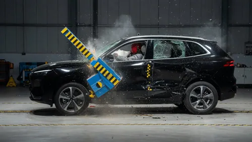 Geely проверила EX5 EM-i двойным боковым краш-тестом