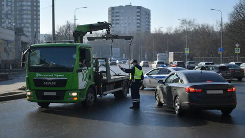 Нилов предложил 15-минутную паузу перед эвакуацией автомобиля