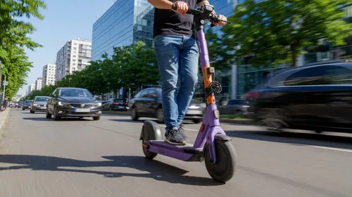 «Юрент» запустил в Max чат-бот для жалоб на нарушения ПДД на самокатах